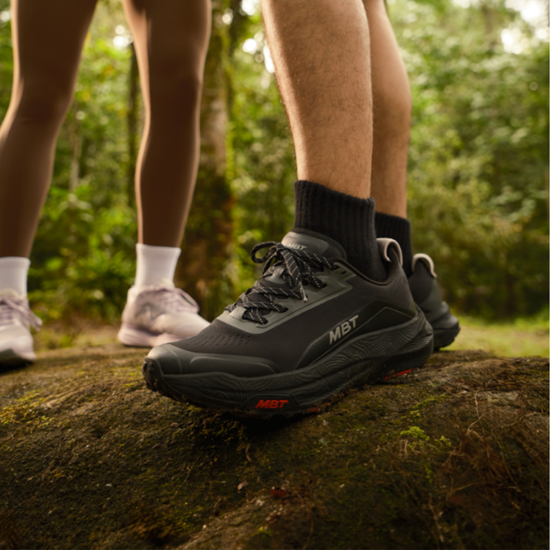 mens trail sneakers black